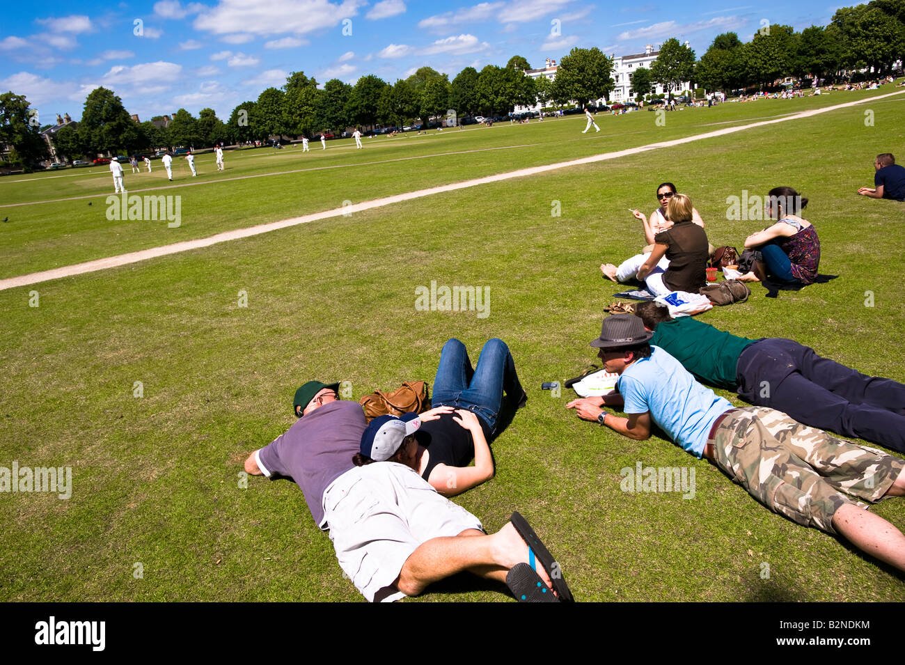 Le persone a rilassarsi e guardare una partita di cricket nei caldi pomeriggi d'estate il verde Richmond TW10 Surrey Regno Unito Foto Stock
