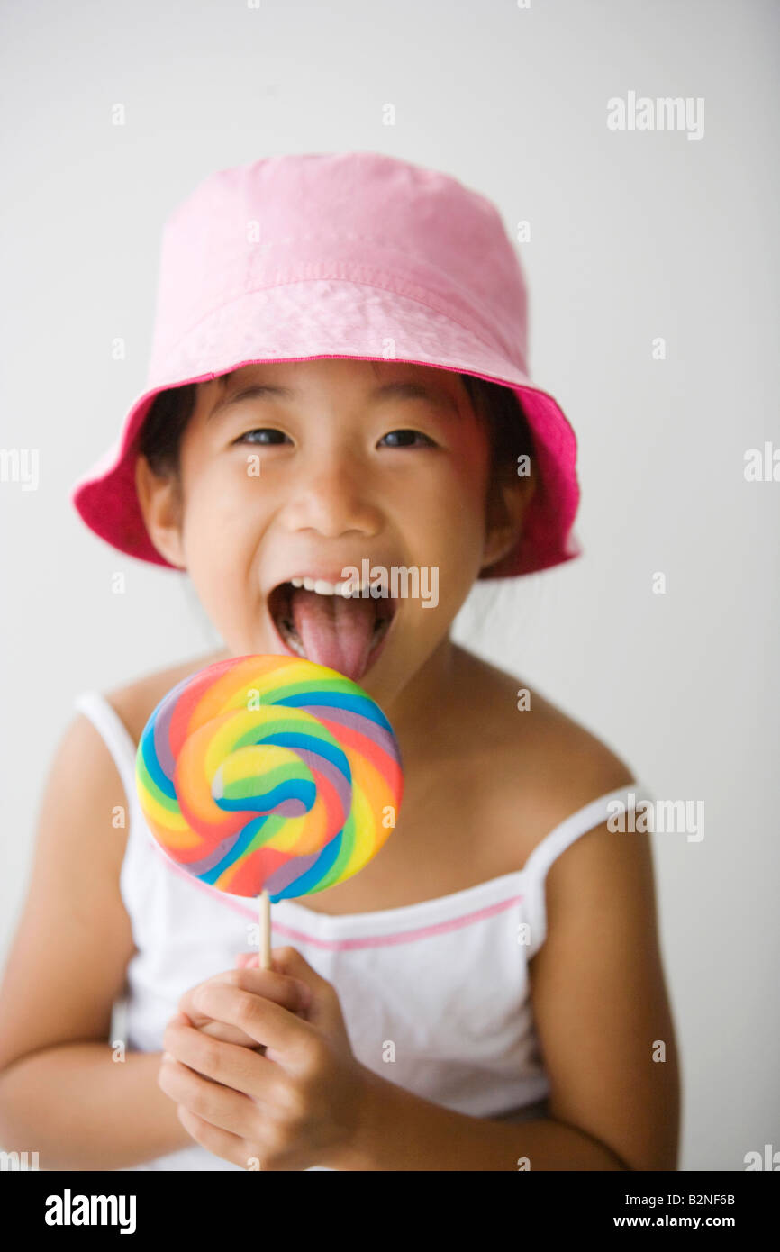 Girl licking a lollipop immagini e fotografie stock ad alta risoluzione -  Alamy