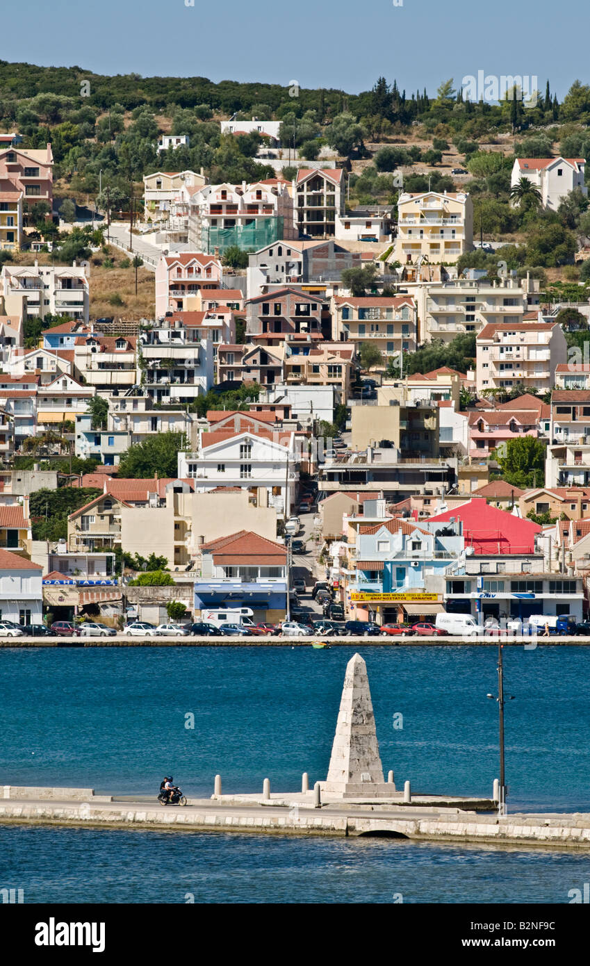 Guardando attraverso di Argostoli attraverso la baia con il ponte Dhrapano e monumento Obelisco in primo piano Foto Stock