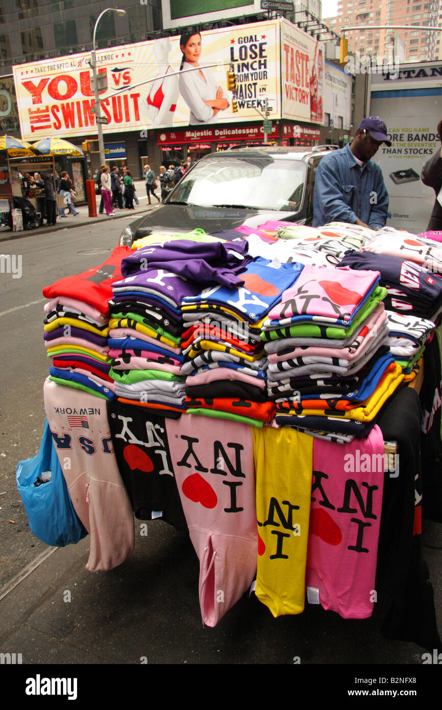 Una strada di Manhattan il fornitore e la sua T-Shirt carro Foto Stock