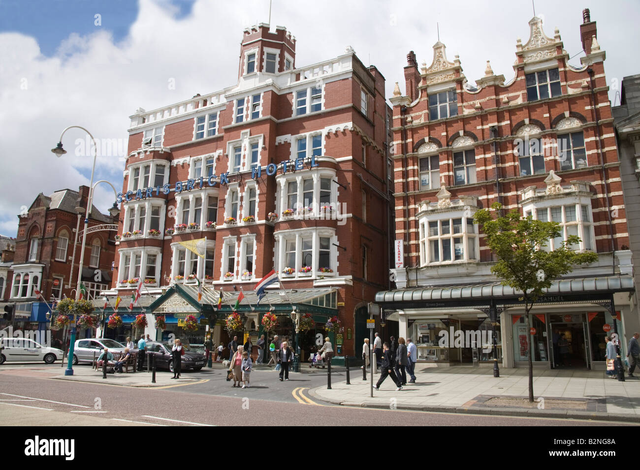 Southport Merseyside England UK Luglio due eleganti palazzi in mattoni rossi su Lord Street di alloggiamento di un hotel e negozi Foto Stock