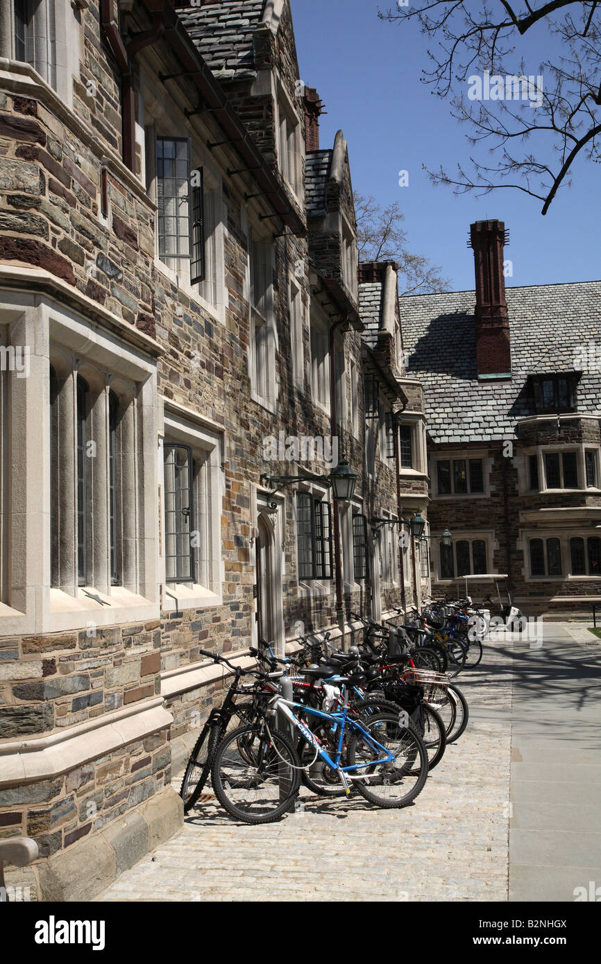 Lungo la linea di biciclette in rack esterno titolare Hall Princeton University sulla pavimentazione in mattoni. Foto Stock