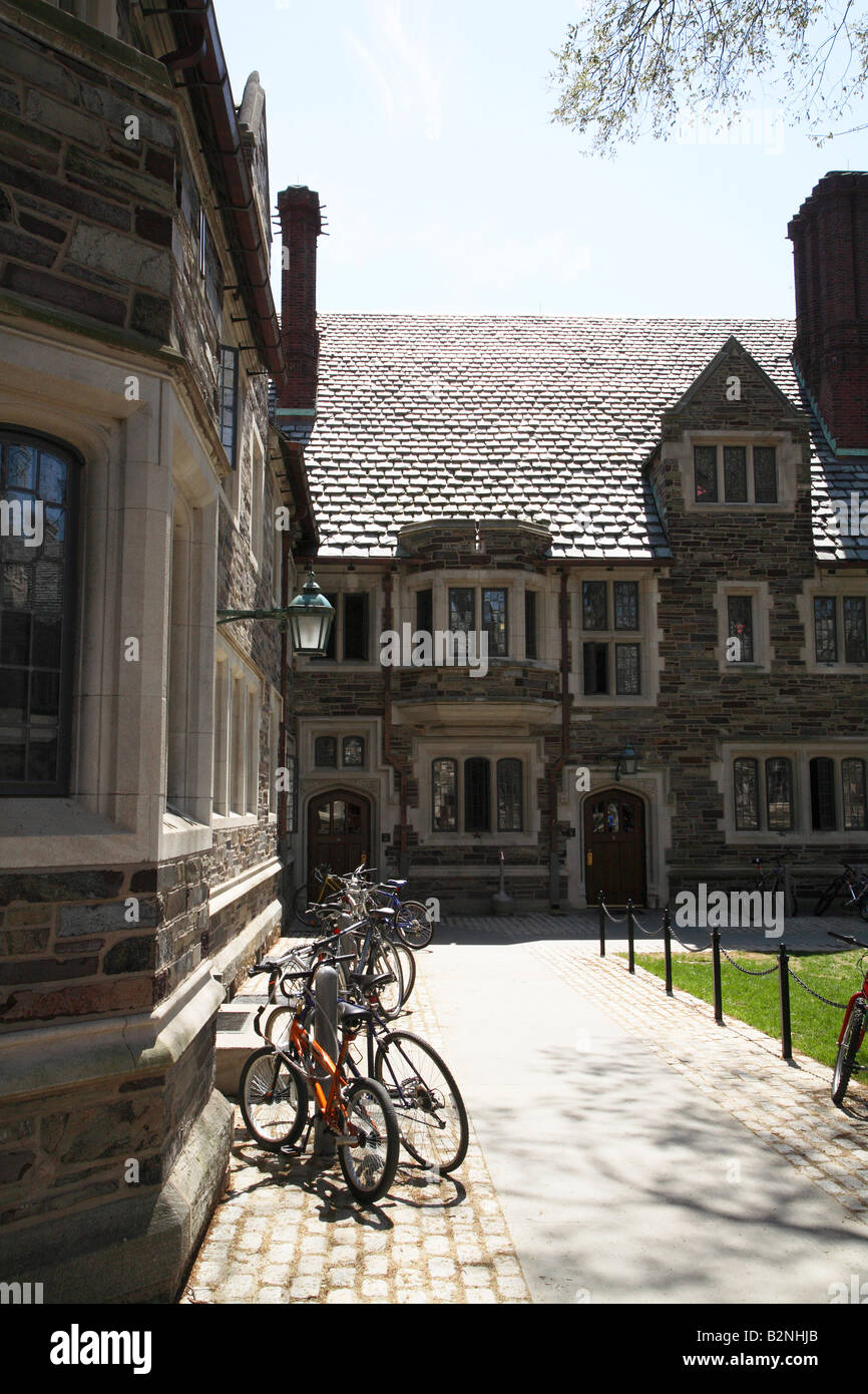 Sezione di angolo Joline Hall presso la Princeton University con le biciclette fuori sul marciapiede di mattoni. Foto Stock