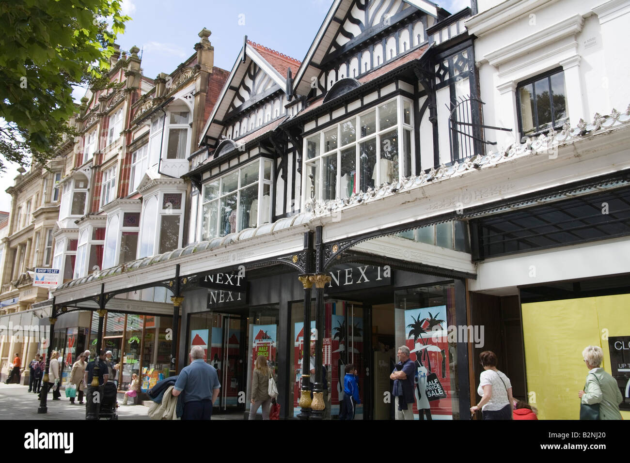 Southport Merseyside England UK Luglio il vetro camminamenti coperti di Lord Street con una decorazione di elementi in ferro battuto Foto Stock