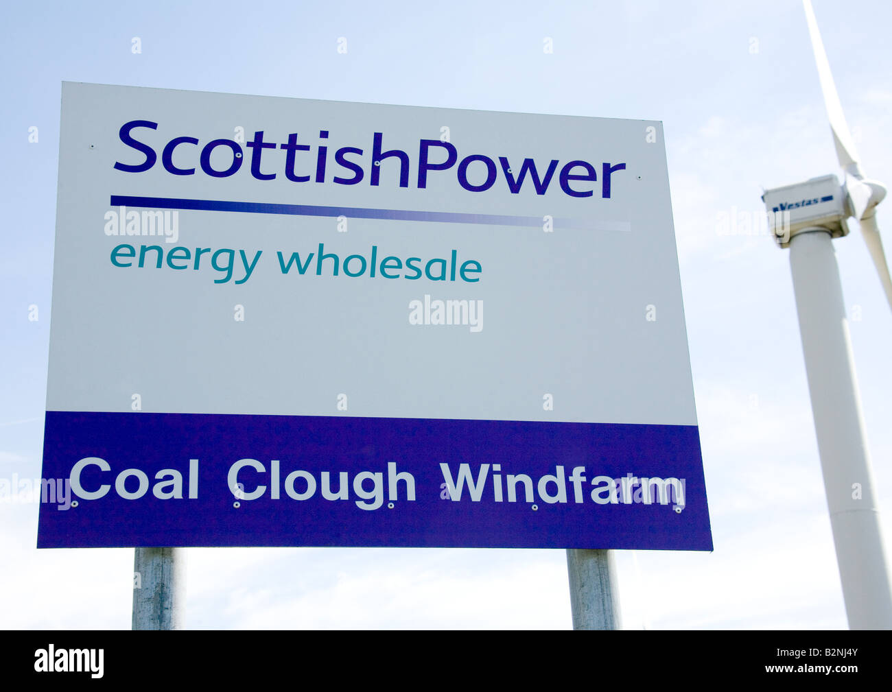 Segnaletica e una turbina eolica Vestas all'entrata di carbone per centrali eoliche Clough, Cliviger, vicino a Burnley, Lancashire, Inghilterra, Regno Unito. Foto Stock