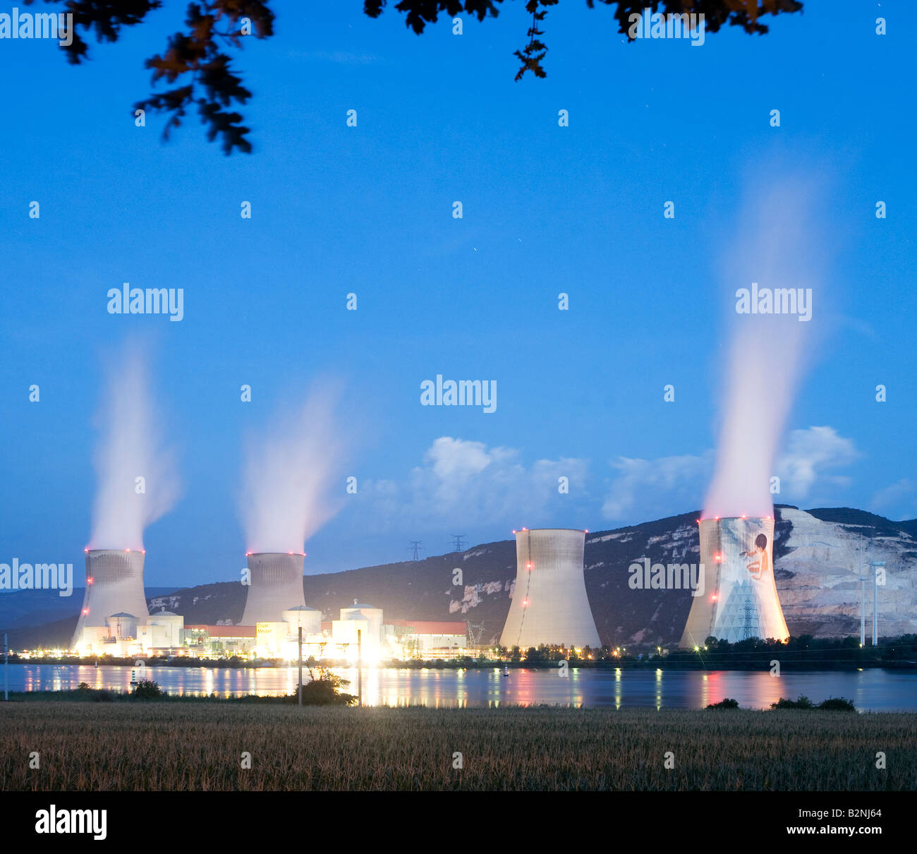 Impianto di energia nucleare Meysse Cruss in Rhone river valley all'alba Montelimar Francia Europa UE, torri di raffreddamento emiting fumo Foto Stock