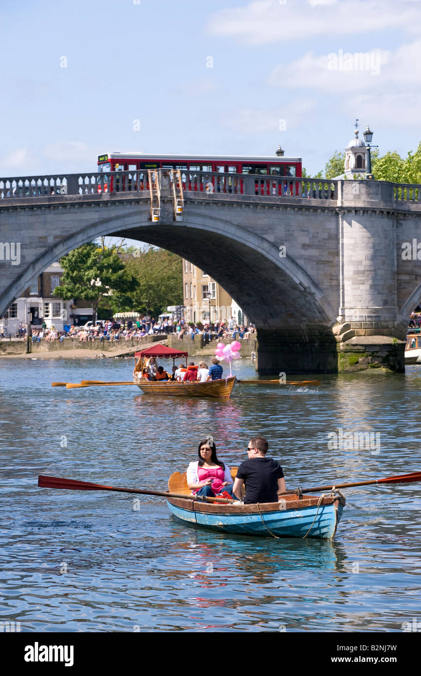 Le persone godono di un giro in barca sul fiume Tamigi da Richmond Bridge Richmond TW10 Surrey Regno Unito Foto Stock