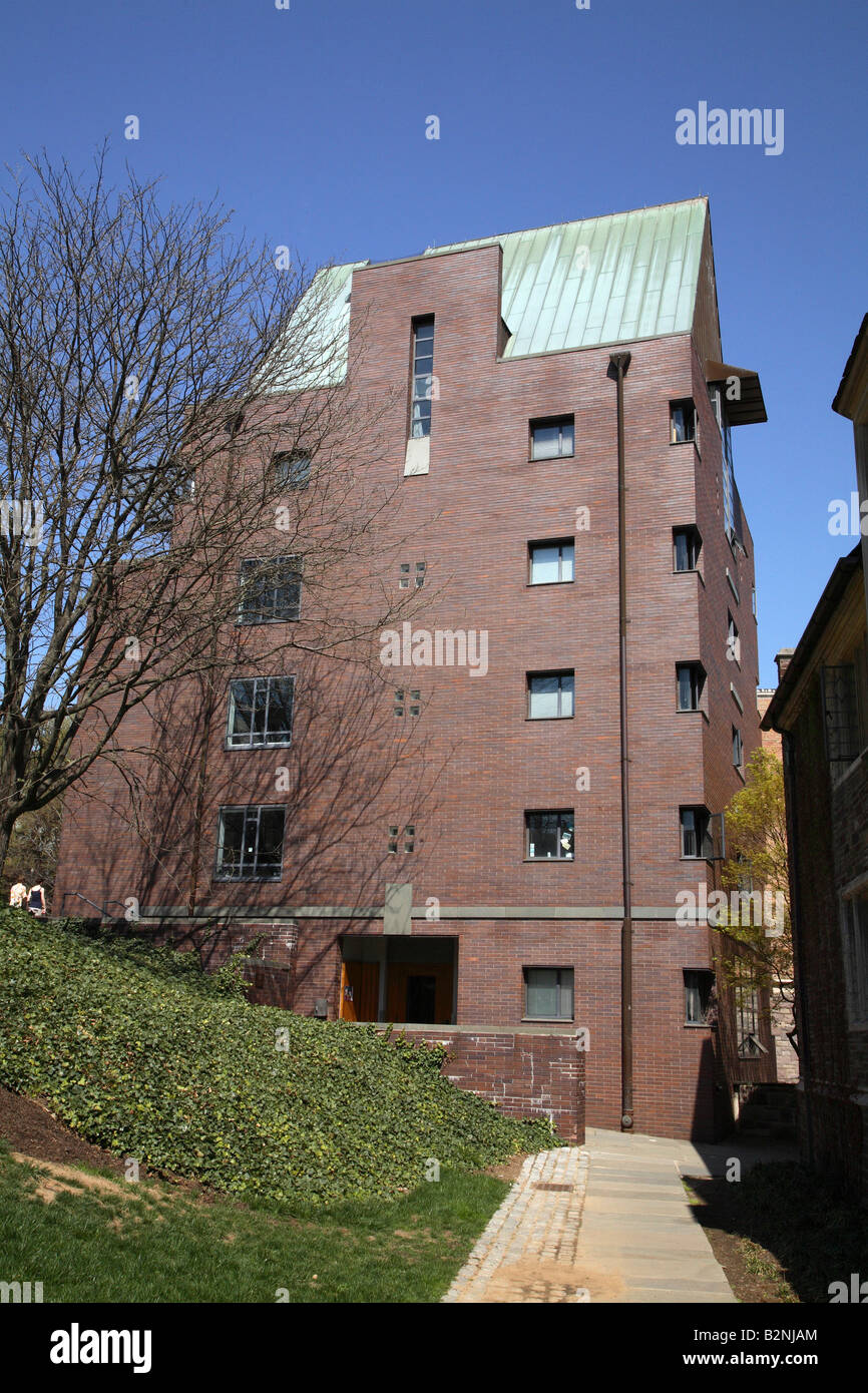 Feinberg Hall. Alto edificio rosso mattone di edificio domatory ripida con tetto spiovente. Ivy banca sulla sinistra e passaggio pedonale lastricata fino alla costruzione. Foto Stock