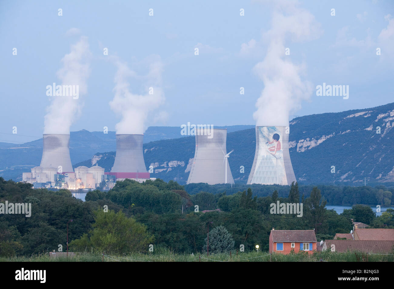 Impianto di energia nucleare Meysse Cruss in Rhone river valley all'alba Montelimar Francia Europa UE, torri di raffreddamento emiting fumo Foto Stock
