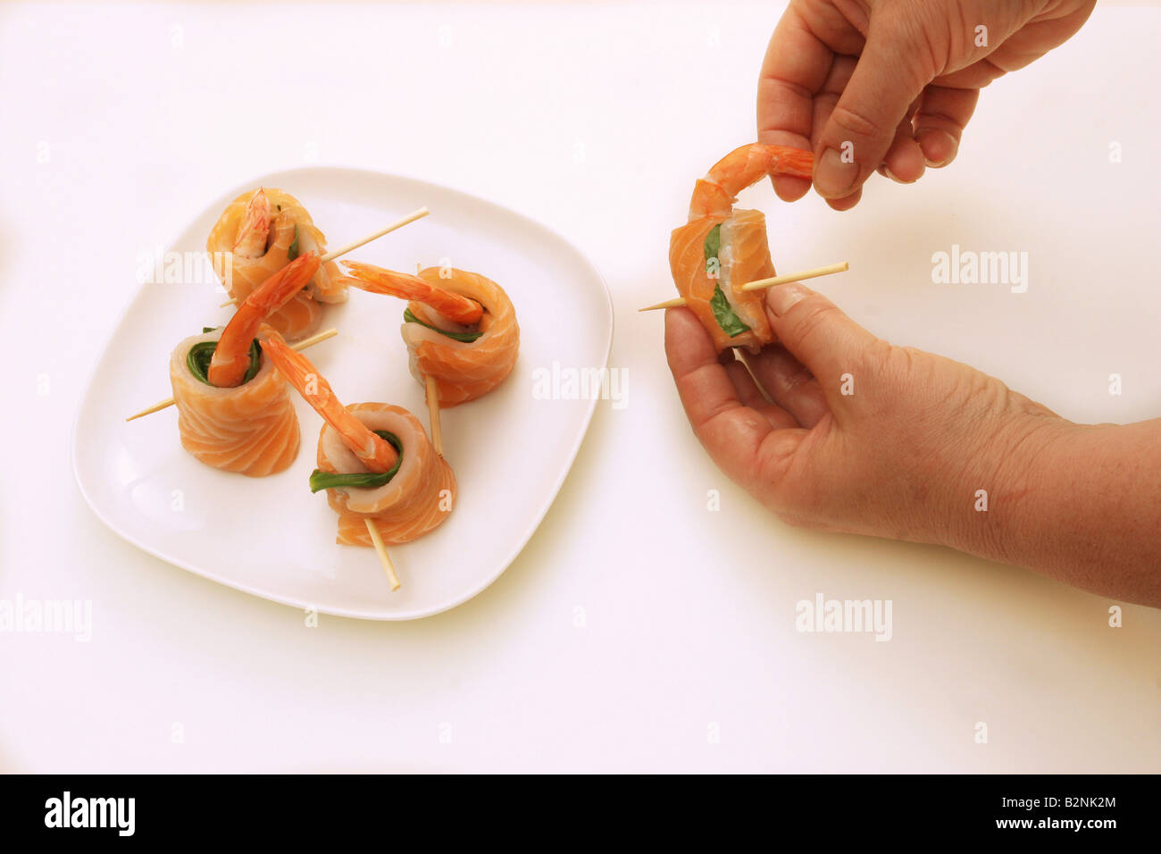 Preparazione (Step.5), girandola piatto fatto con lingua-pesce, salmone, astaci e nuove erbe, Italia Foto Stock