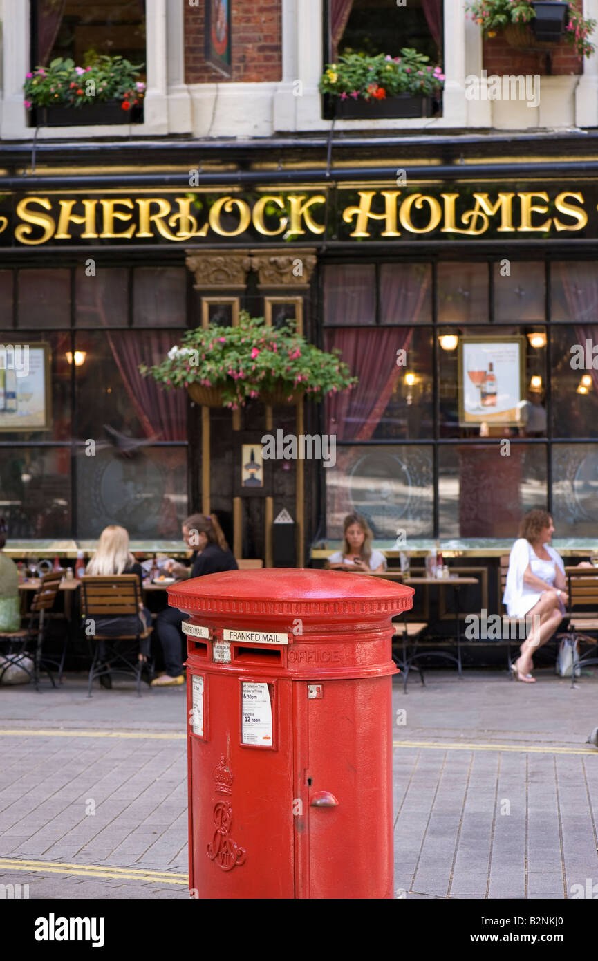 Le persone godono di un drink al Sherlock Holmes Pub Northumberland Avenue WC2 London Regno Unito Foto Stock