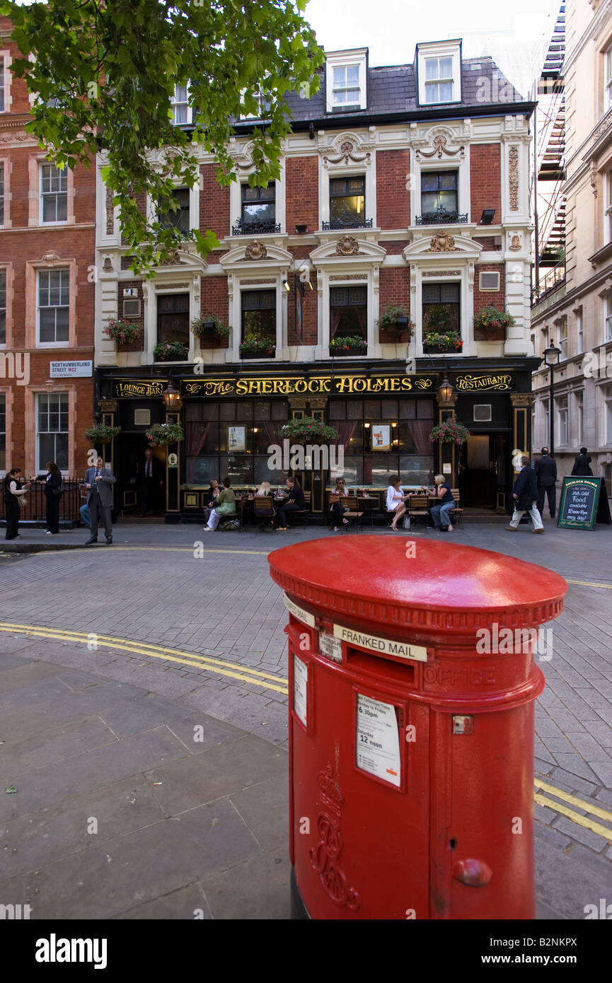 Le persone godono di un drink al Sherlock Holmes Pub Northumberland Avenue WC2 London Regno Unito Foto Stock