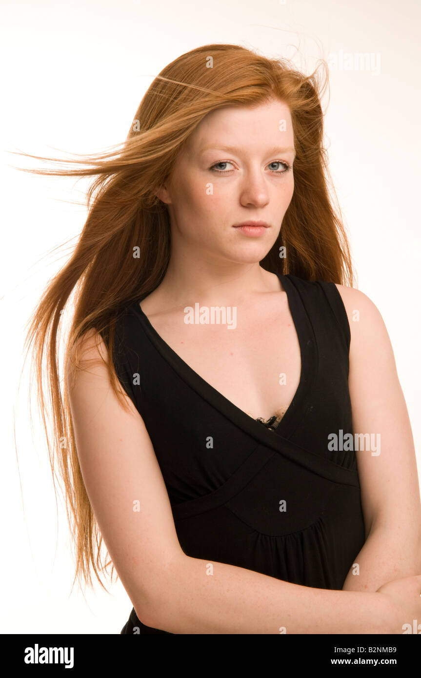 Diciannove anni dai capelli rossi ragazza adolescente indossando abito nero - lunghi capelli rossi nella brezza ventoso Foto Stock