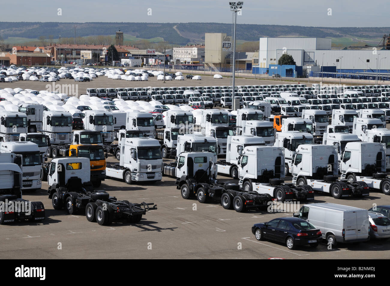 Veicolo enorme deposito di distribuzione a Venta de Banos vicino a Palencia - Spagna settentrionale Auto Trucks autocarri vengono memorizzati qui Foto Stock