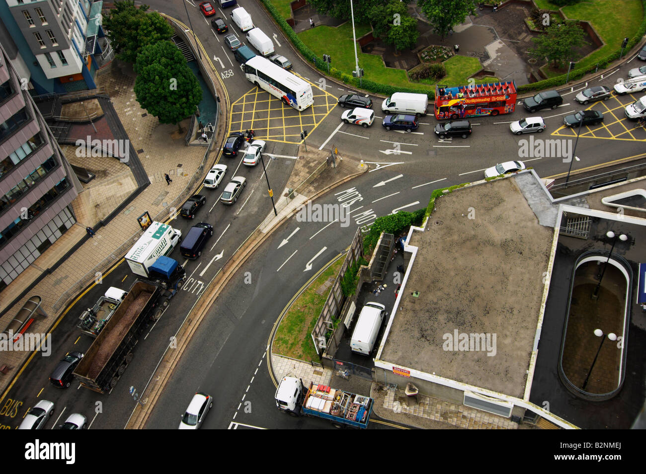 Vista aerea guardando in giù sul traffico e sul nodo stradale di St James Barton Roundabout Bristol REGNO UNITO Foto Stock