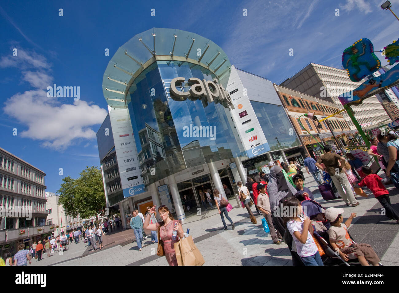 Gli amanti dello shopping a piedi al di fuori del Capitol Centre di Queen Street Cardiff Foto Stock