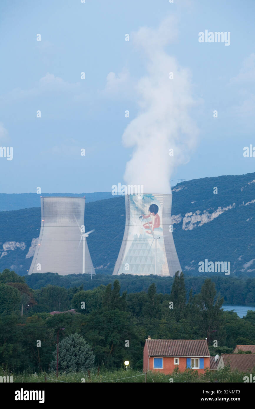 Impianto di energia nucleare Meysse Cruss in Rhone river valley all'alba Montelimar Francia Europa UE, torri di raffreddamento emiting in fumo Foto Stock