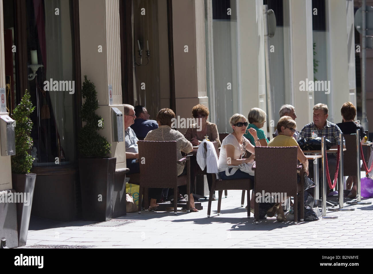 Mangiare e bere al di fuori di un cafe bar ristorante Cardiff Foto Stock