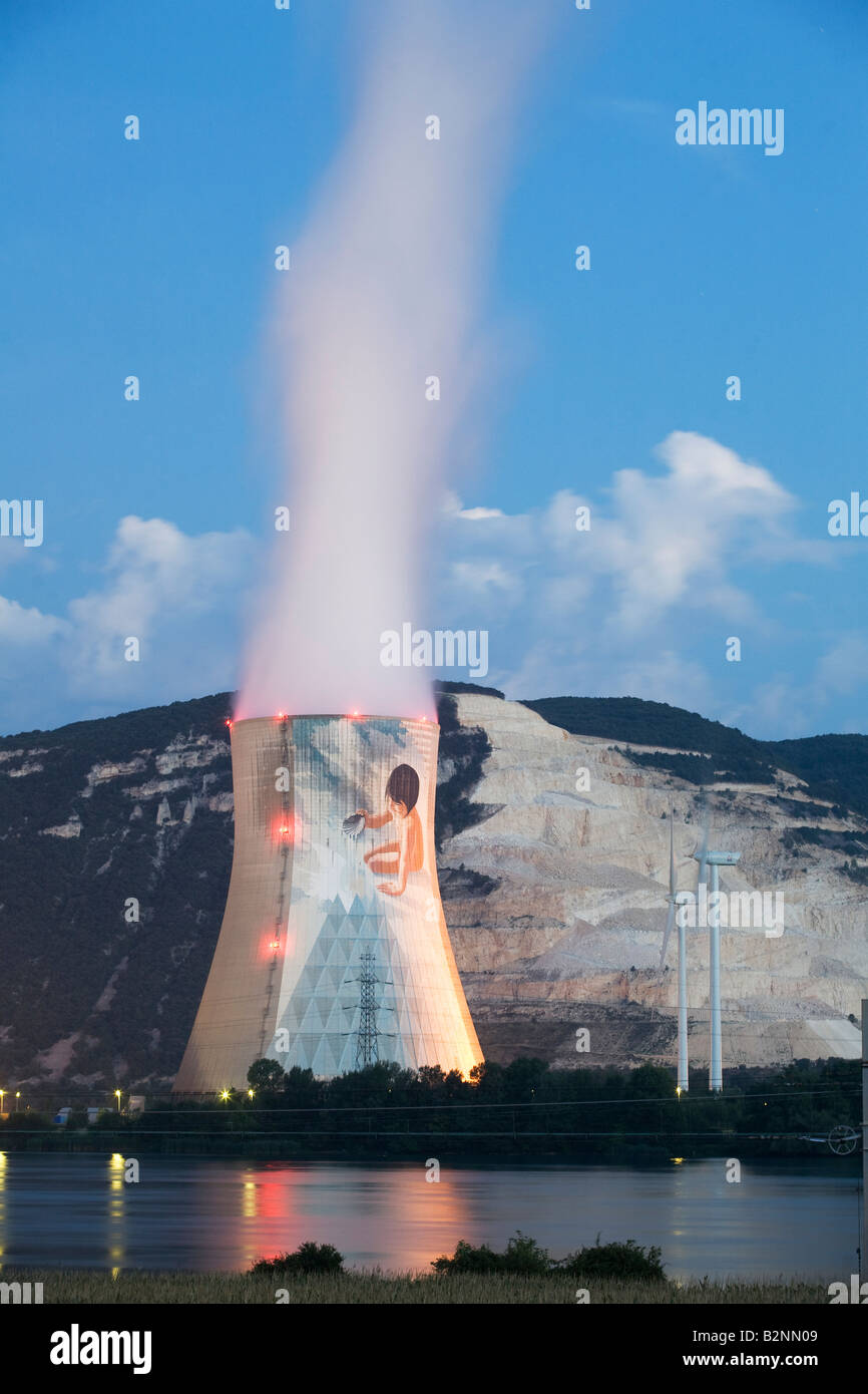 Impianto di energia nucleare Meysse Cruss in Rhone river valley all'alba Montelimar Francia Europa UE, torri di raffreddamento emiting fumo Foto Stock