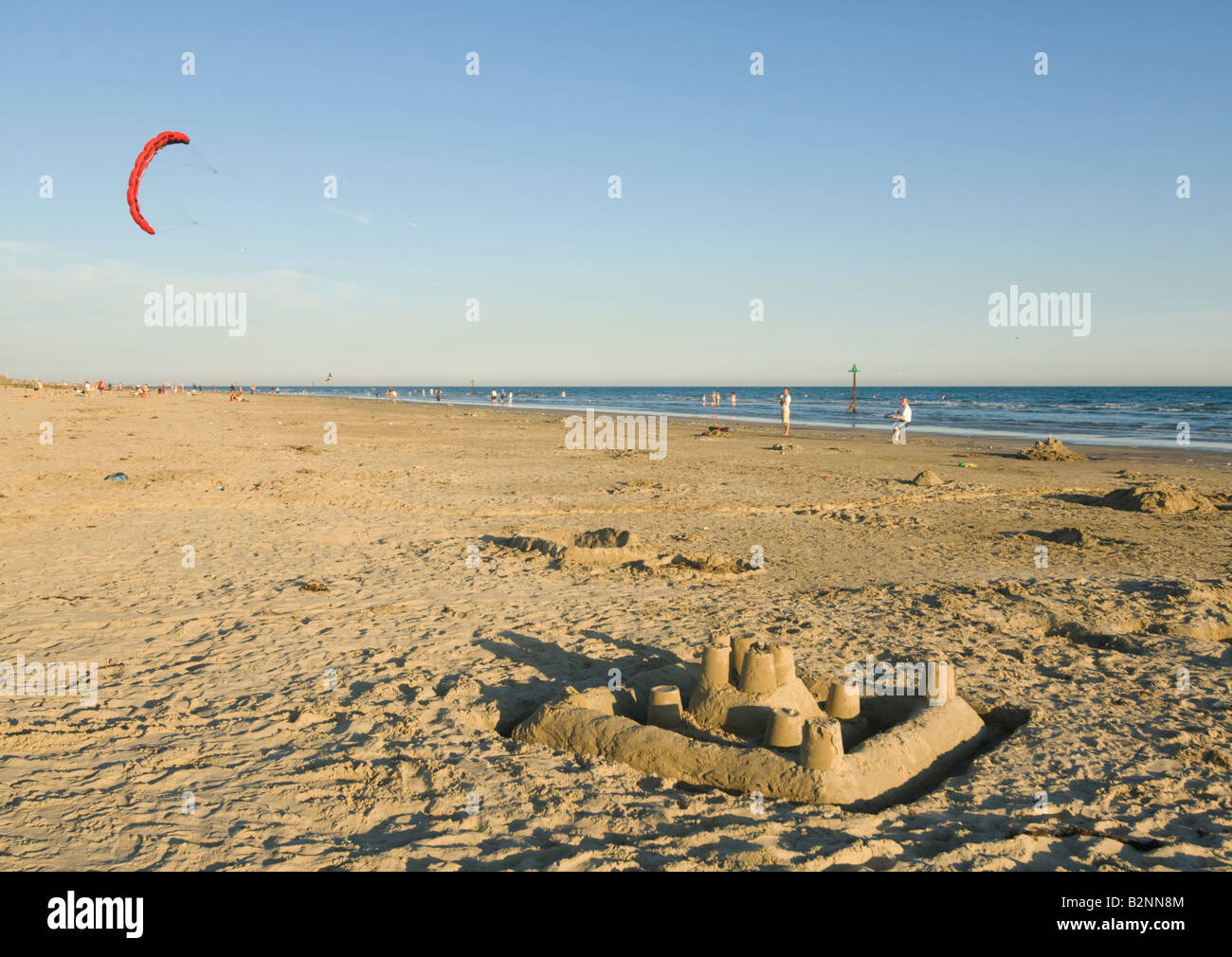Castello di sabbia e aquilone volante West Wittering West Sussex Regno Unito Foto Stock