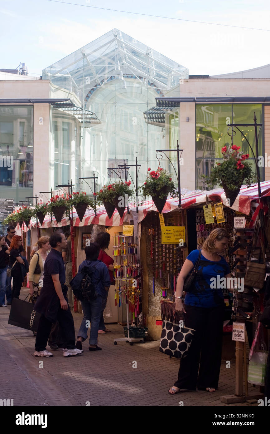 Oggetto bancarelle vicino a St Mary Street Cardiff Foto Stock