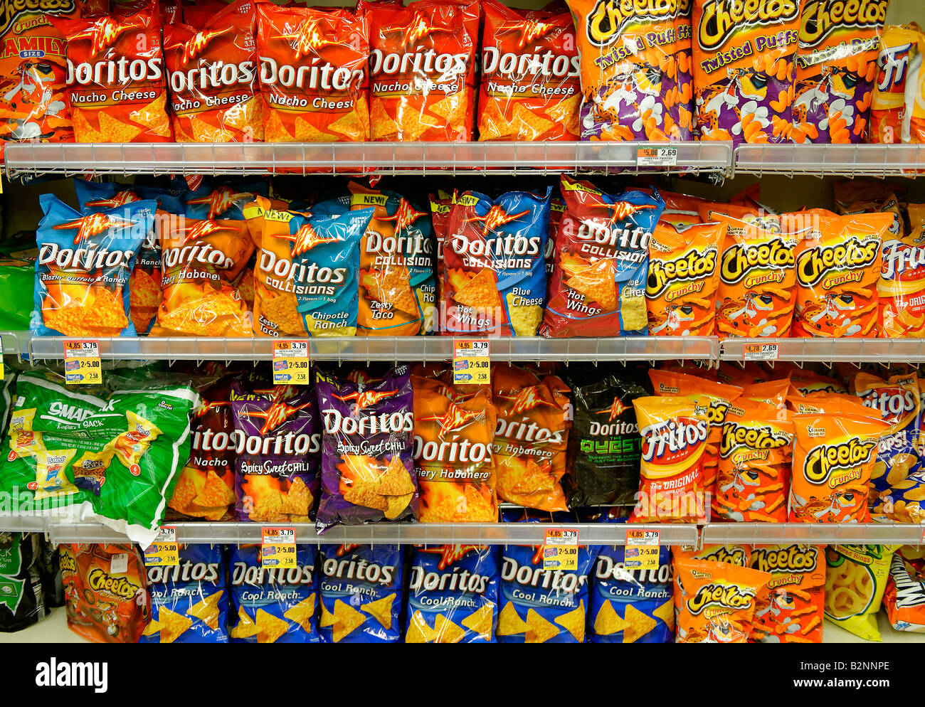 Il cibo spazzatura la sezione di un supermercato Foto Stock