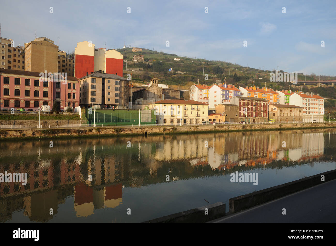Elevato aumento appartamenti appartamenti case edifici che si vede attraverso il Ria de Bilbao o fiume Nervion Spagna Foto Stock
