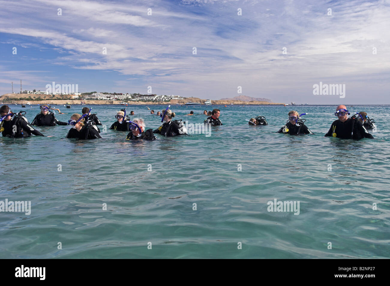 Gruppo di esperienza subacquei pronta per la prima immersione Naama Bay e Sharm el Sheikh Sinai Egitto dicembre sun Foto Stock