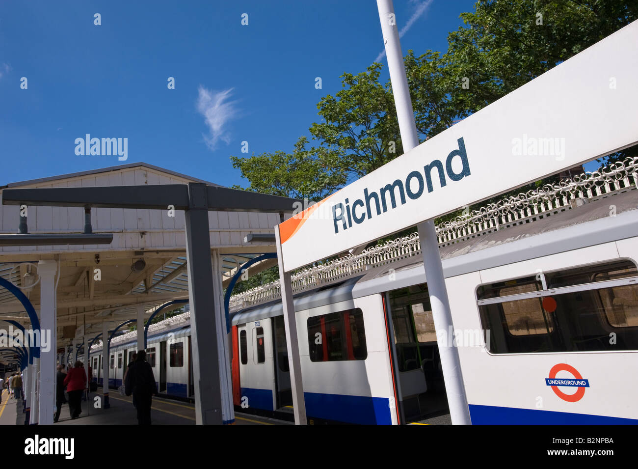 La District Line in treno arrivando alla stazione di Richmond TW10 Surrey Regno Unito Foto Stock
