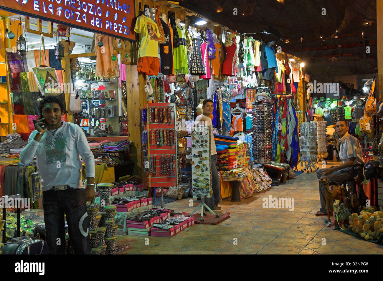 Tourist shopping nella città vecchia Sharm el Sheikh Sinai Egitto Foto Stock