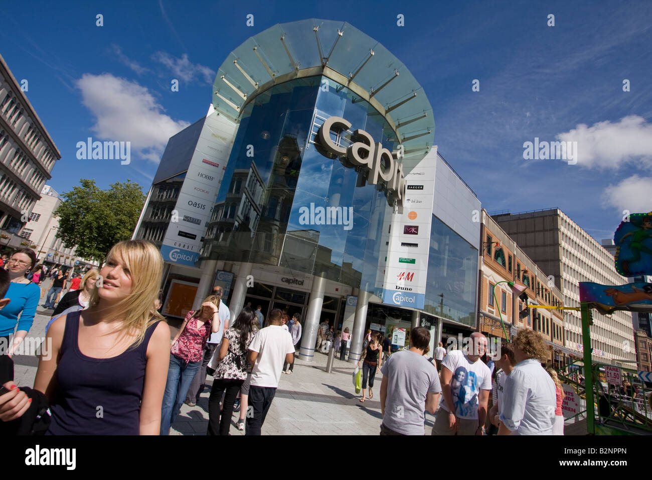 Gli amanti dello shopping a piedi al di fuori del Capitol Centre di Queen Street Cardiff Foto Stock