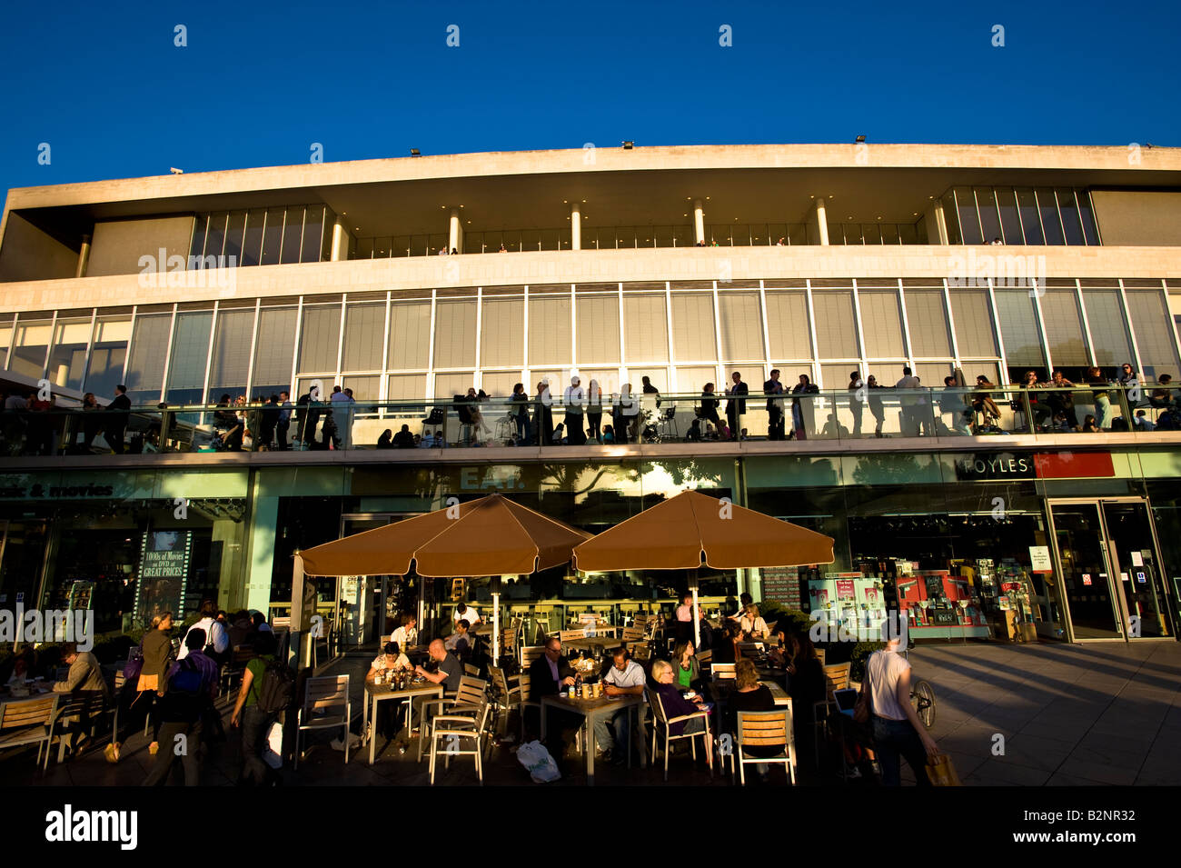 Le persone godono di cibo e bevande dal Royal Festival Hall Southbank SE1 London Regno Unito Foto Stock