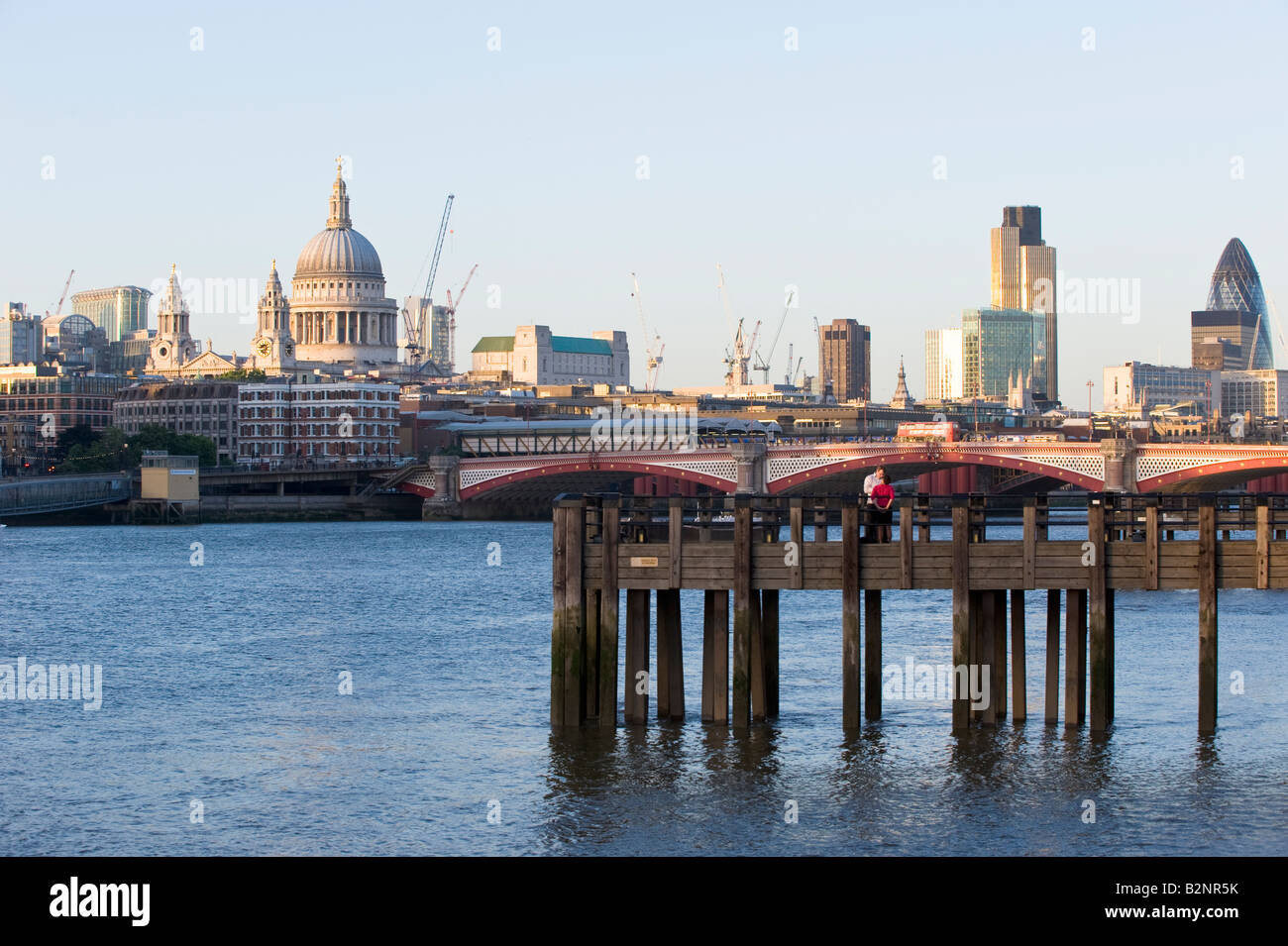 Blackfriers ponte attraverso il fiume il Tamigi e lo skyline della città di Londra si vede dal Southbank London Regno Unito Foto Stock