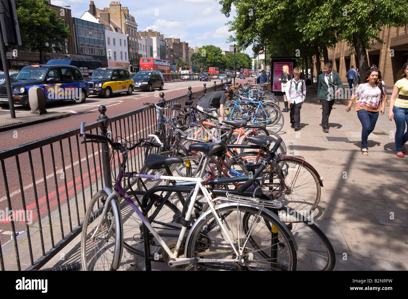 Biciclette concatenati per ringhiere su Upper Street Islington N1 London Regno Unito Foto Stock