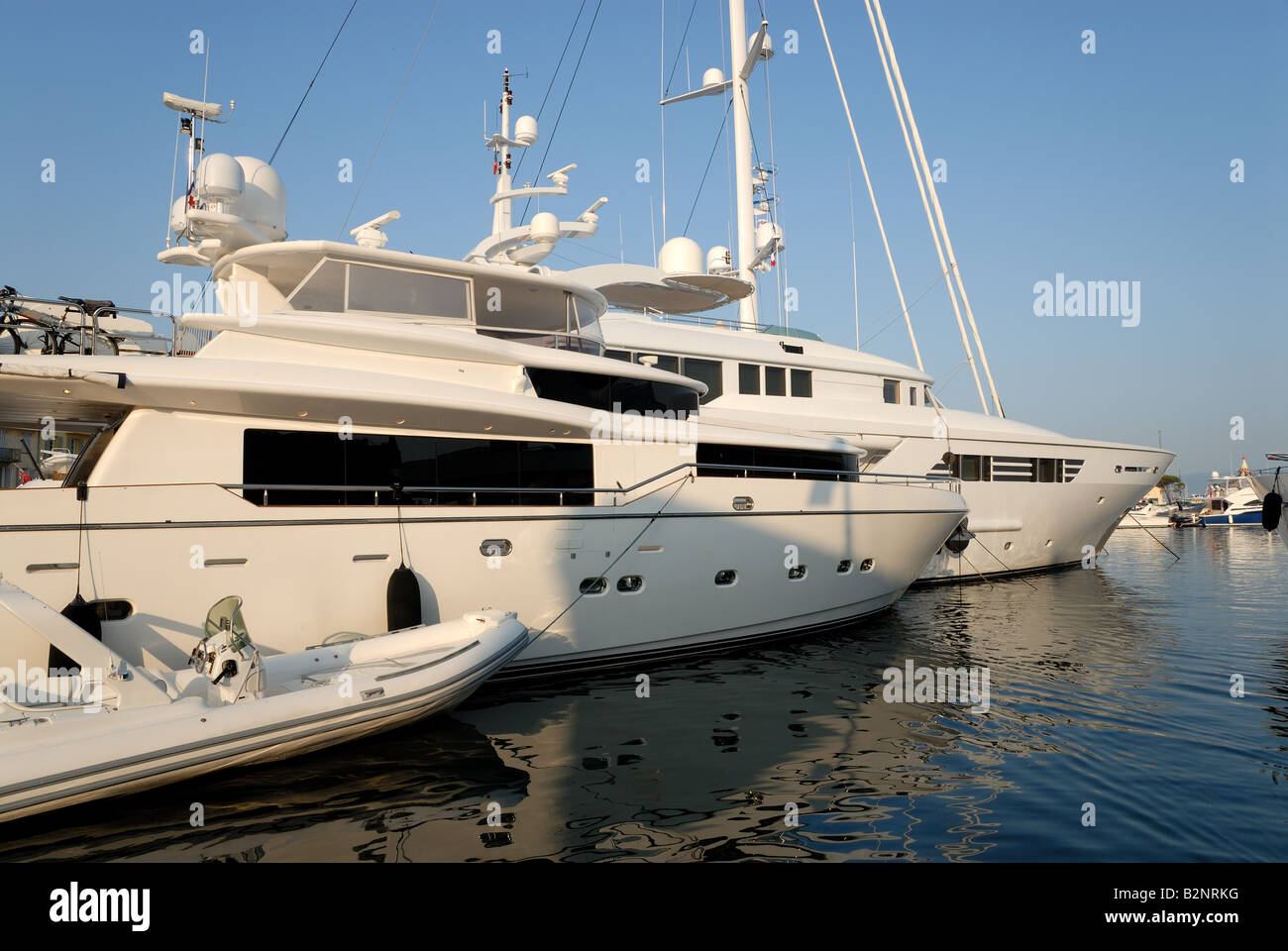 Yacht di lusso nel porto di Saint Tropez, Francia Foto Stock