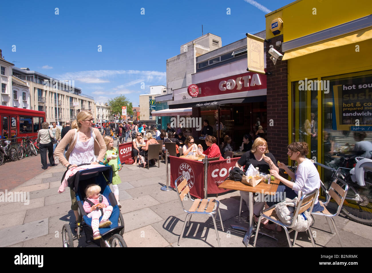 Persone in Sidewalk Cafe potrete gustare un drink Richmond TW10 Surrey Regno Unito Foto Stock