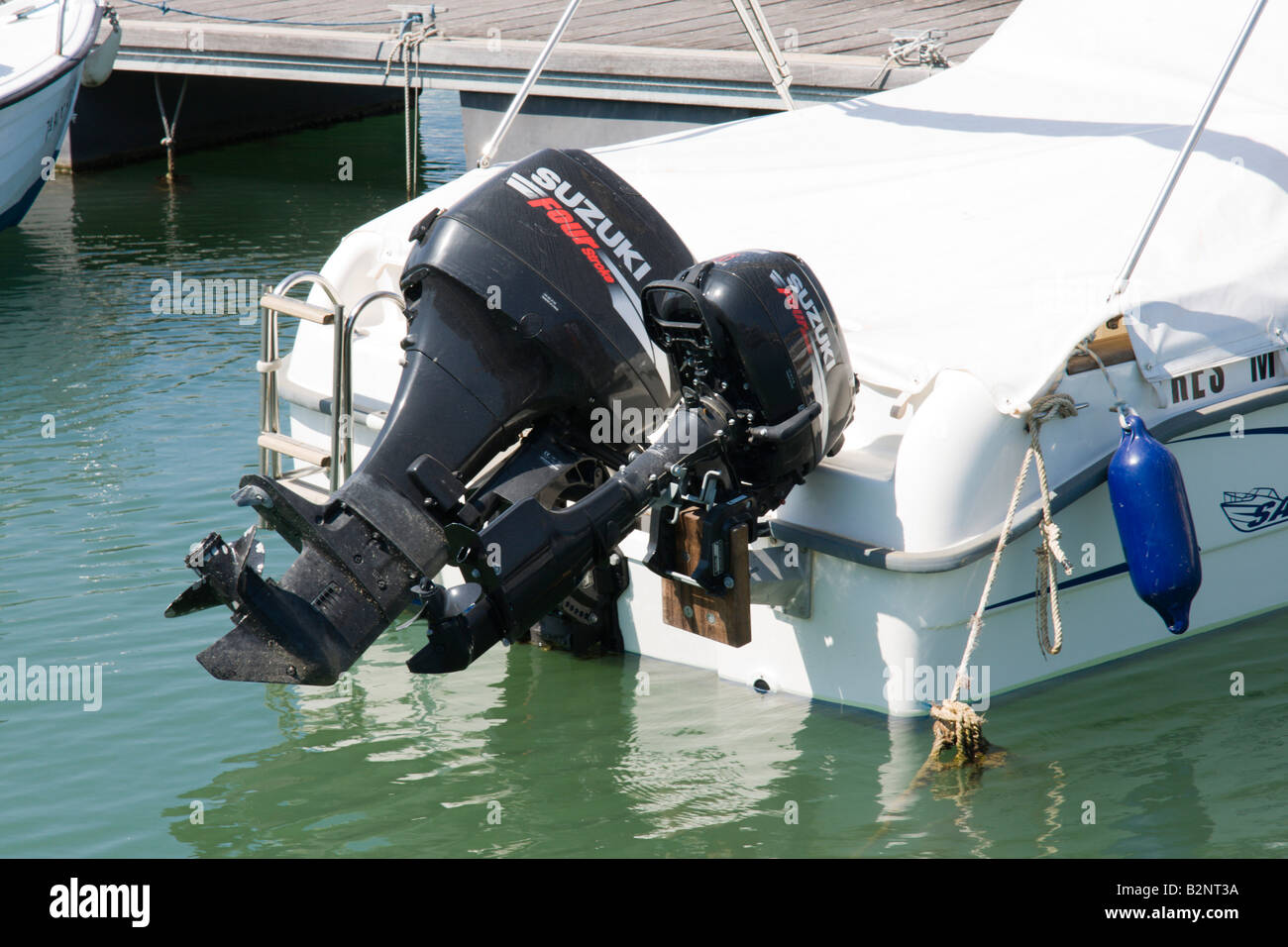 Costa Blanca Spagna doppia o doppia motori fuoribordo sulla barca marca Suzuki Foto Stock