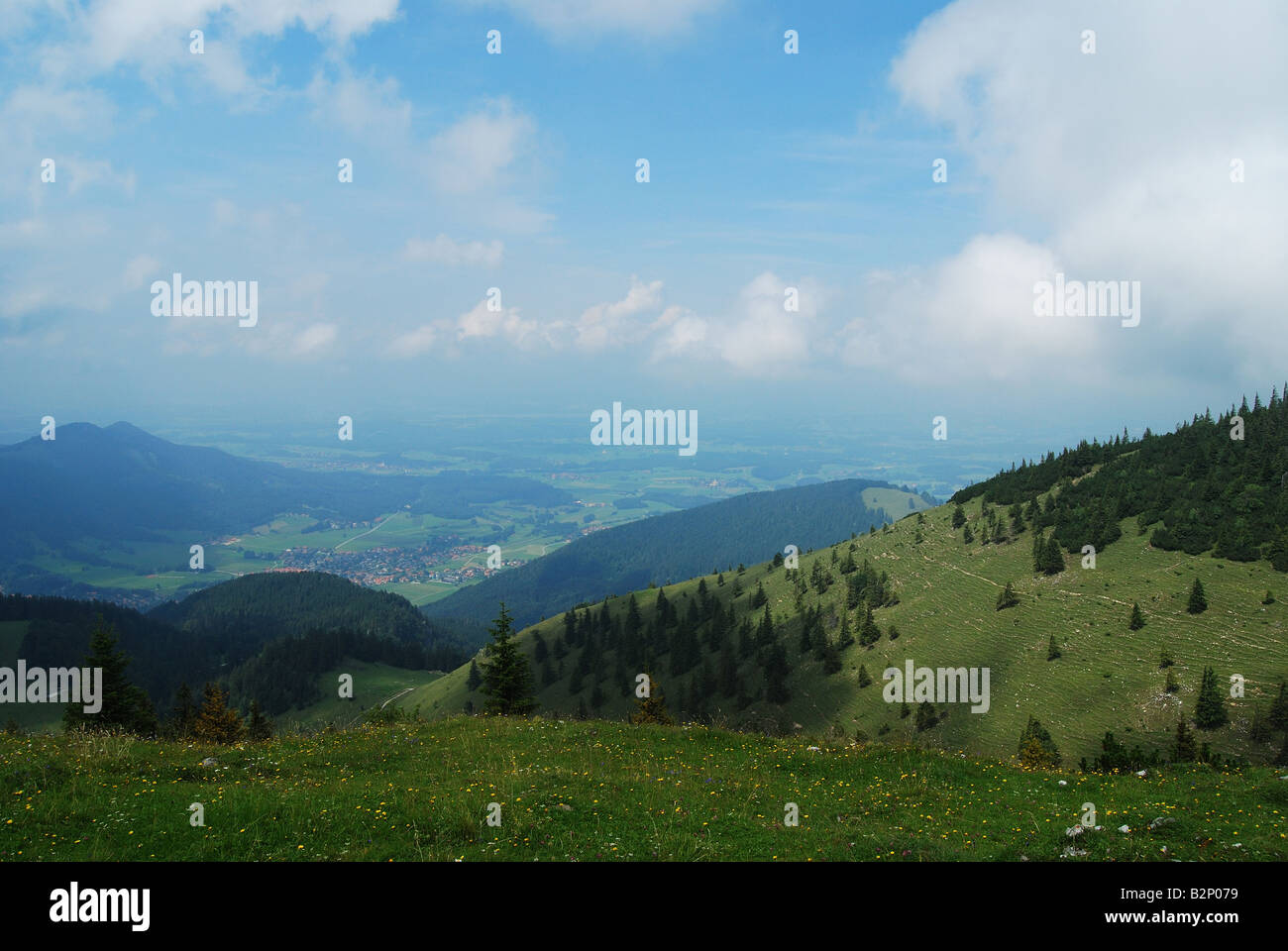 Vista da Kampenwand, Chiemgau Alpi in Baviera, Germania Foto Stock