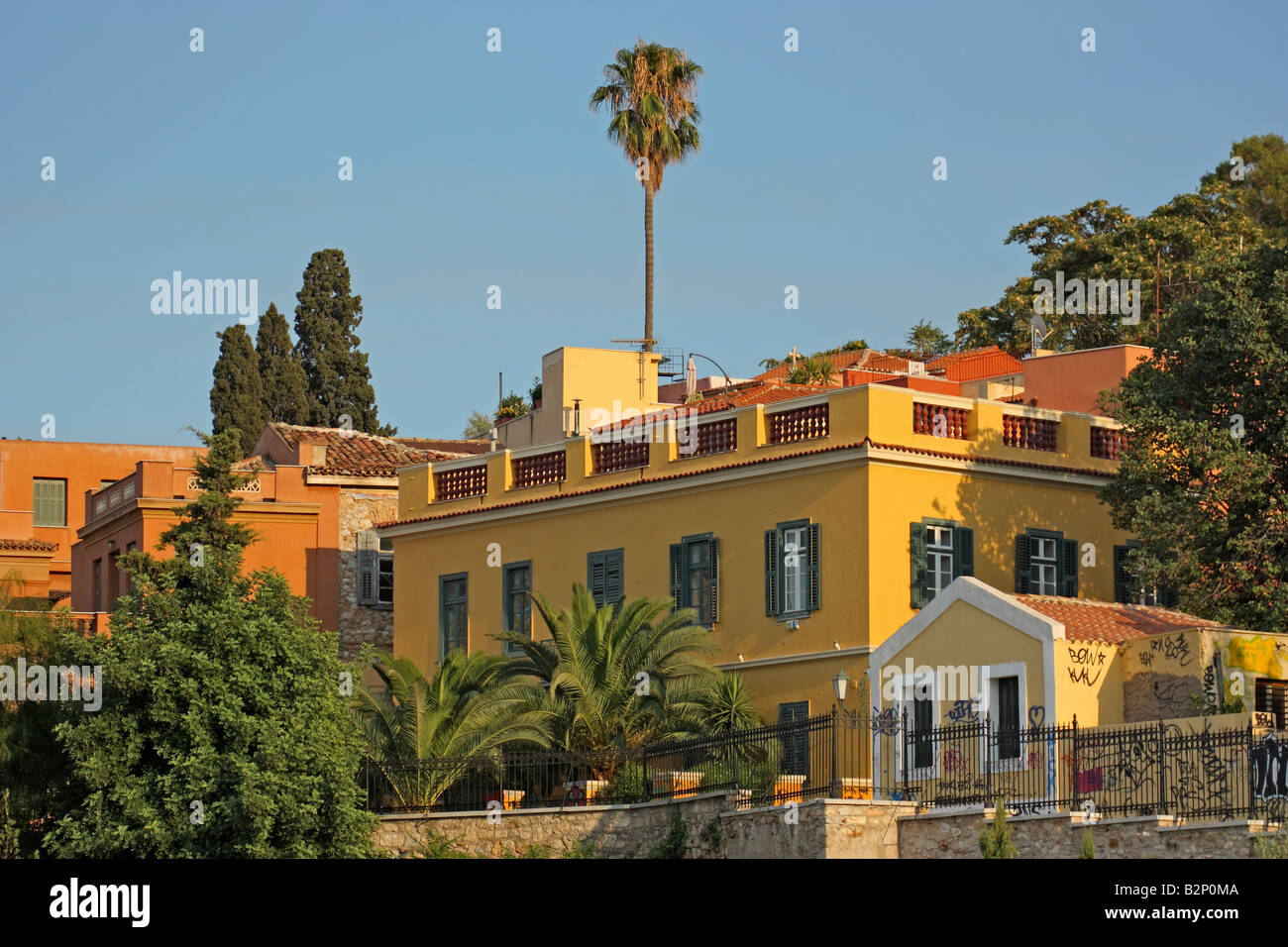 Un pomeriggio colpo di luce di una macchia di la vecchia area di Plaka ad Atene in Grecia Foto Stock