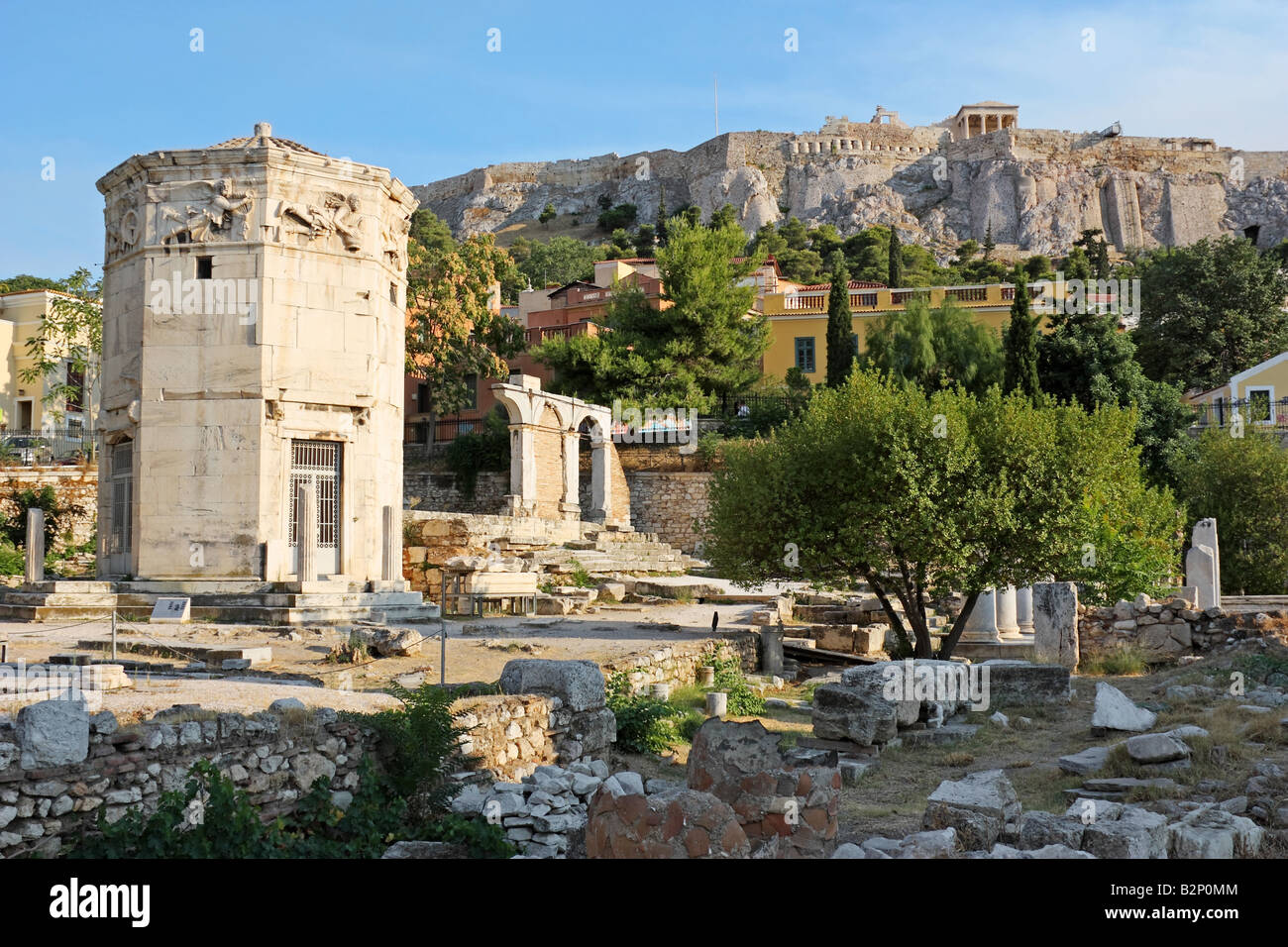 Una parte della zona antica di Atene, Grecia; la roccia dell'Acropoli in background, la Torre dei Venti nella parte anteriore Foto Stock