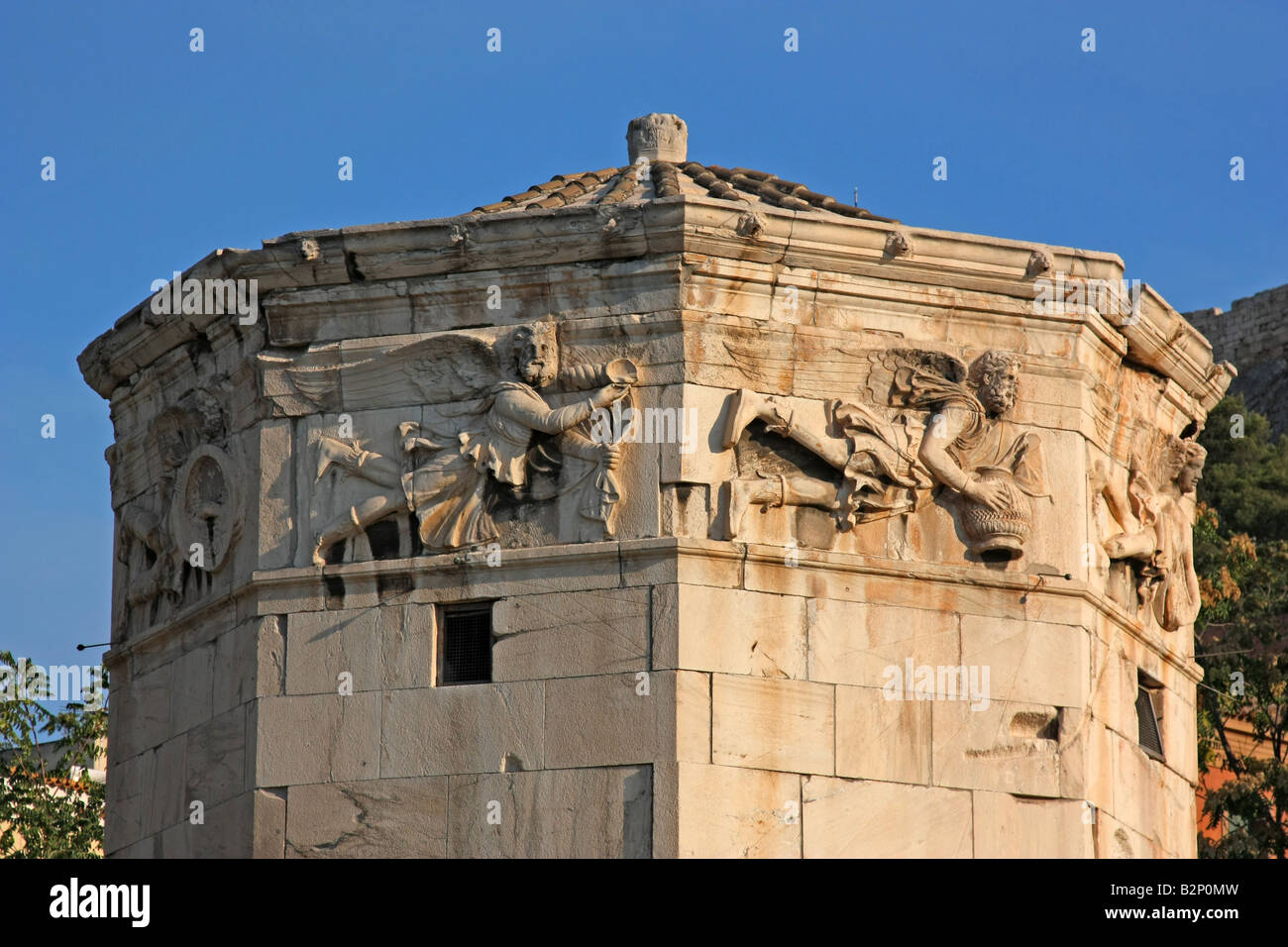 Dettaglio di incisa la parte superiore dell'antica Torre dei Venti di Atene in Grecia Foto Stock