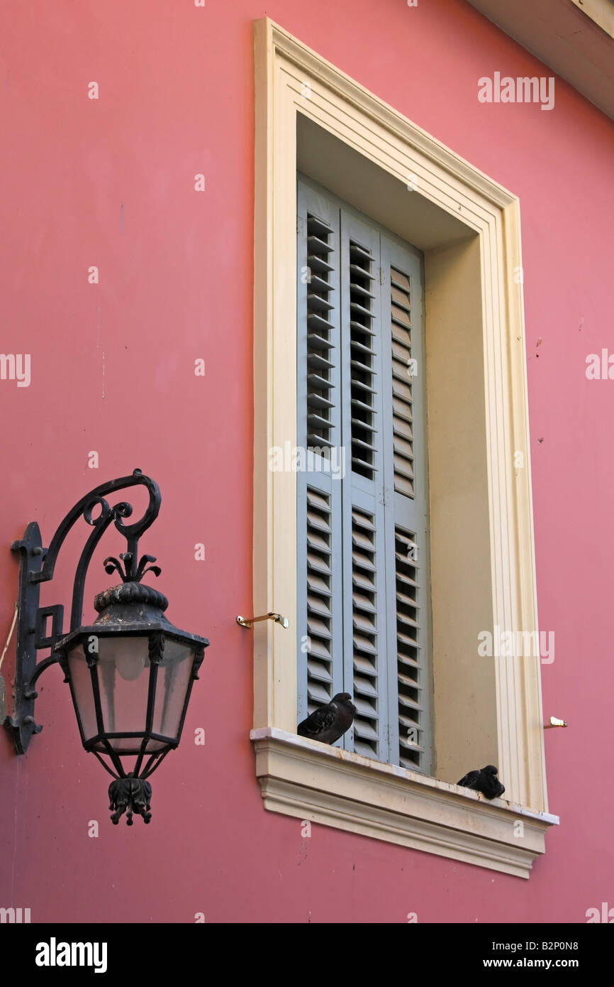Una finestra con i dettagli e la luce di una vecchia casa nel vecchio quartiere di Plaka ad Atene in Grecia Foto Stock