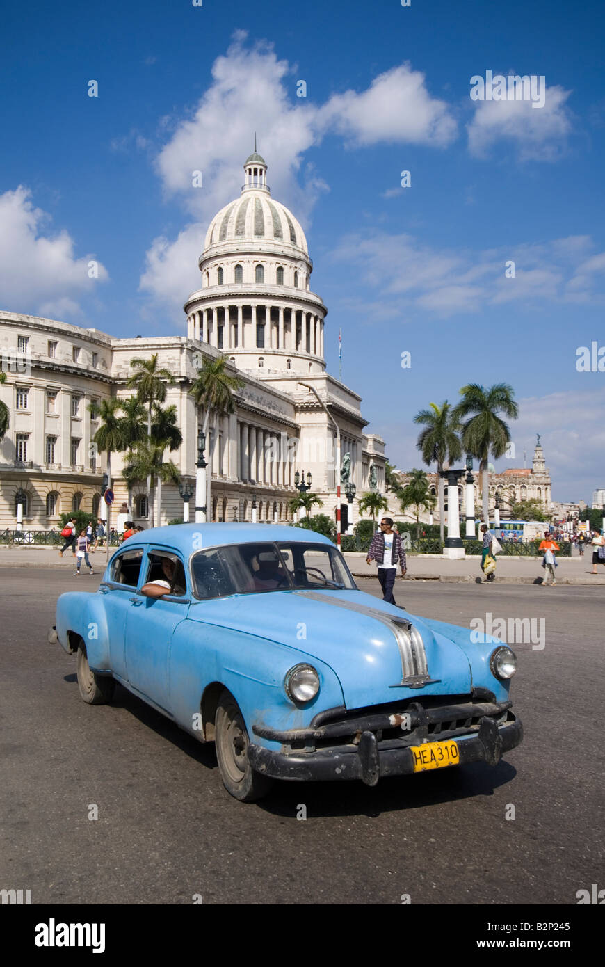 Vecchio vintage americano auto di fronte al Capitolio a La Habana Vieja La Habana Cuba Foto Stock