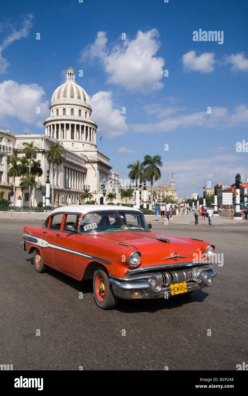 Vecchio vintage americano auto di fronte al Capitolio a La Habana Vieja La Habana Cuba Foto Stock