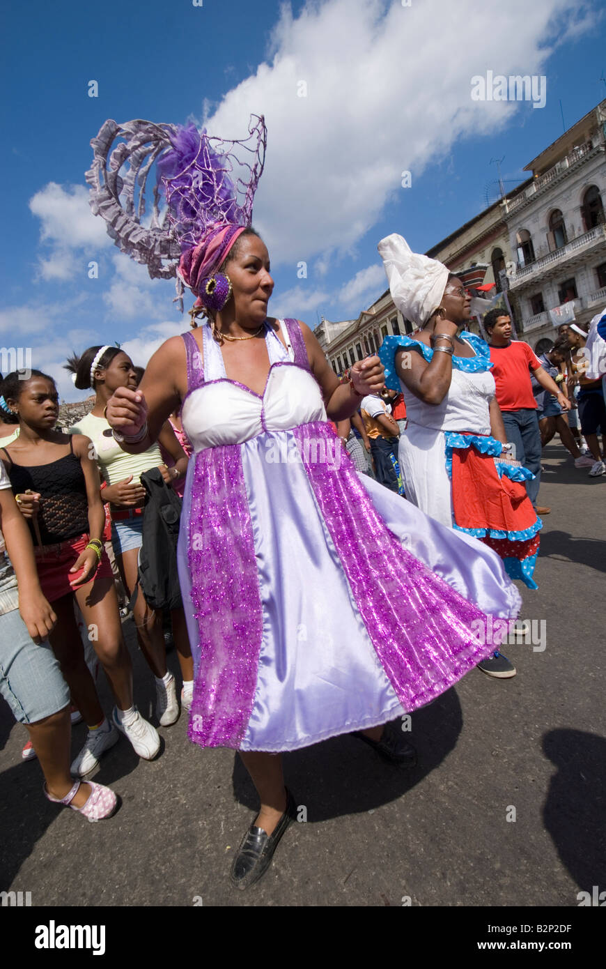 Afrocuban gruppo carnival Los componedores de batea eseguendo nelle strade di La Habana Vieja La Habana Cuba Foto Stock