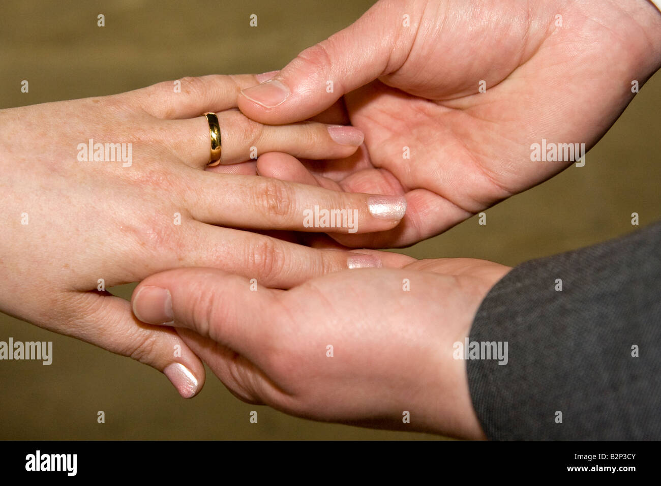 Scambiare gli anelli di nozze Foto Stock