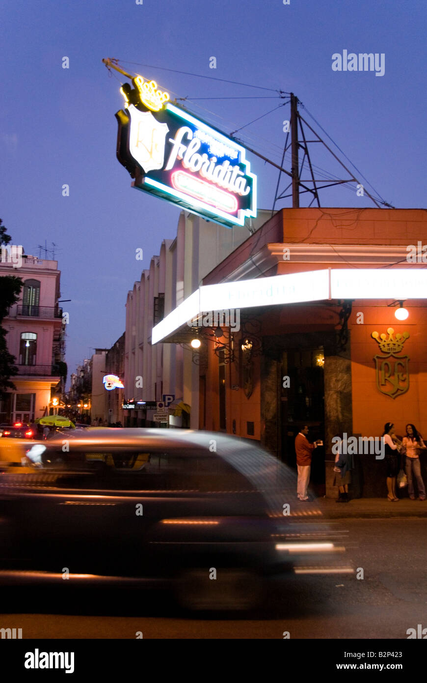 Vecchio vintage american car guida passato El Floridita a La Habana Vieja La Habana Cuba Foto Stock