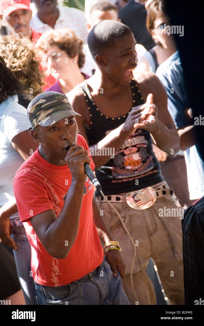 L'uomo rap Afro rumba cubana prestazioni in Callejon de Hamel in Cayo District Hueso Havana Cuba Foto Stock