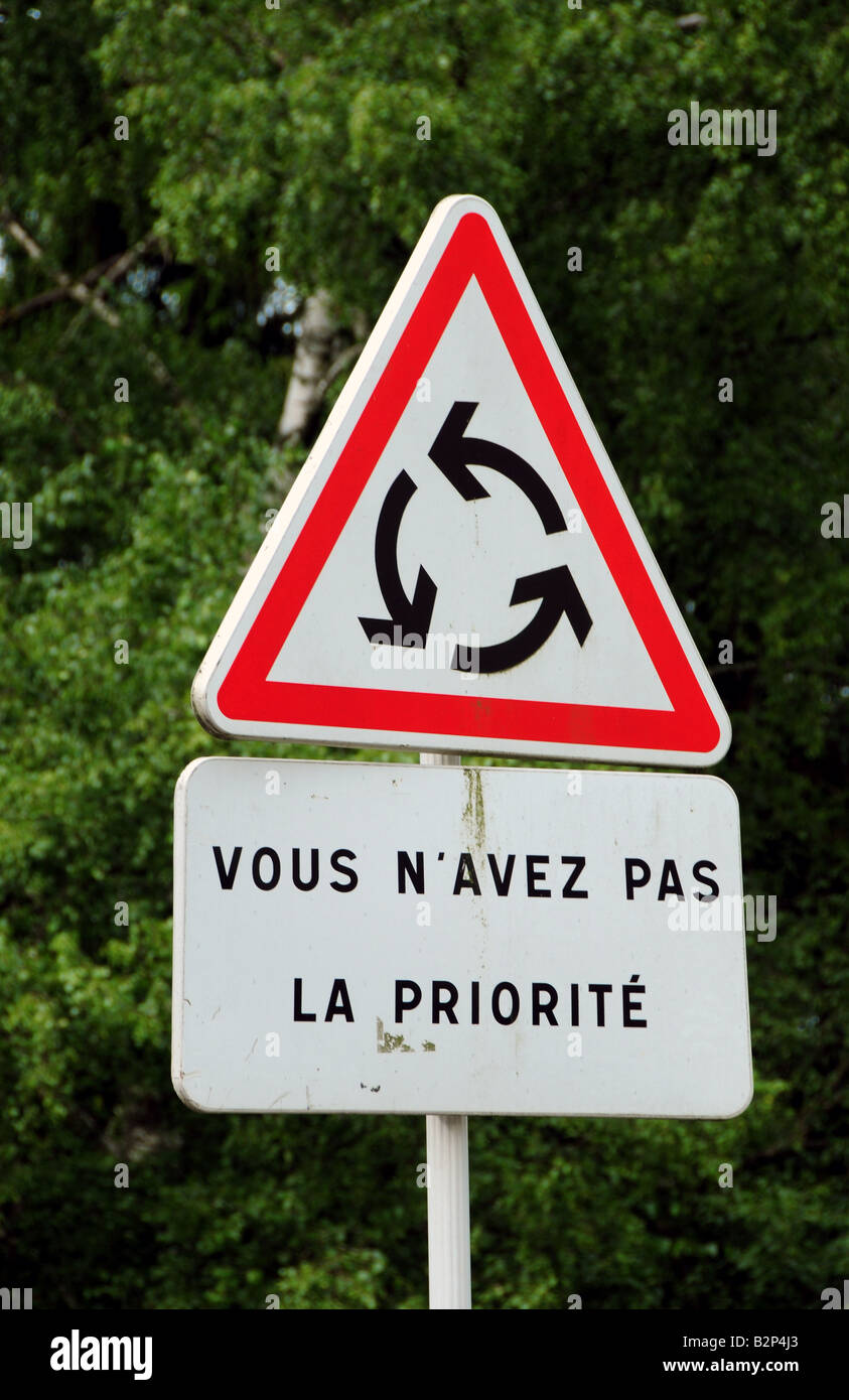 Rotonda francese segno - "Vous n'AVEZ PAS LA PRIORITE' Foto stock - Alamy