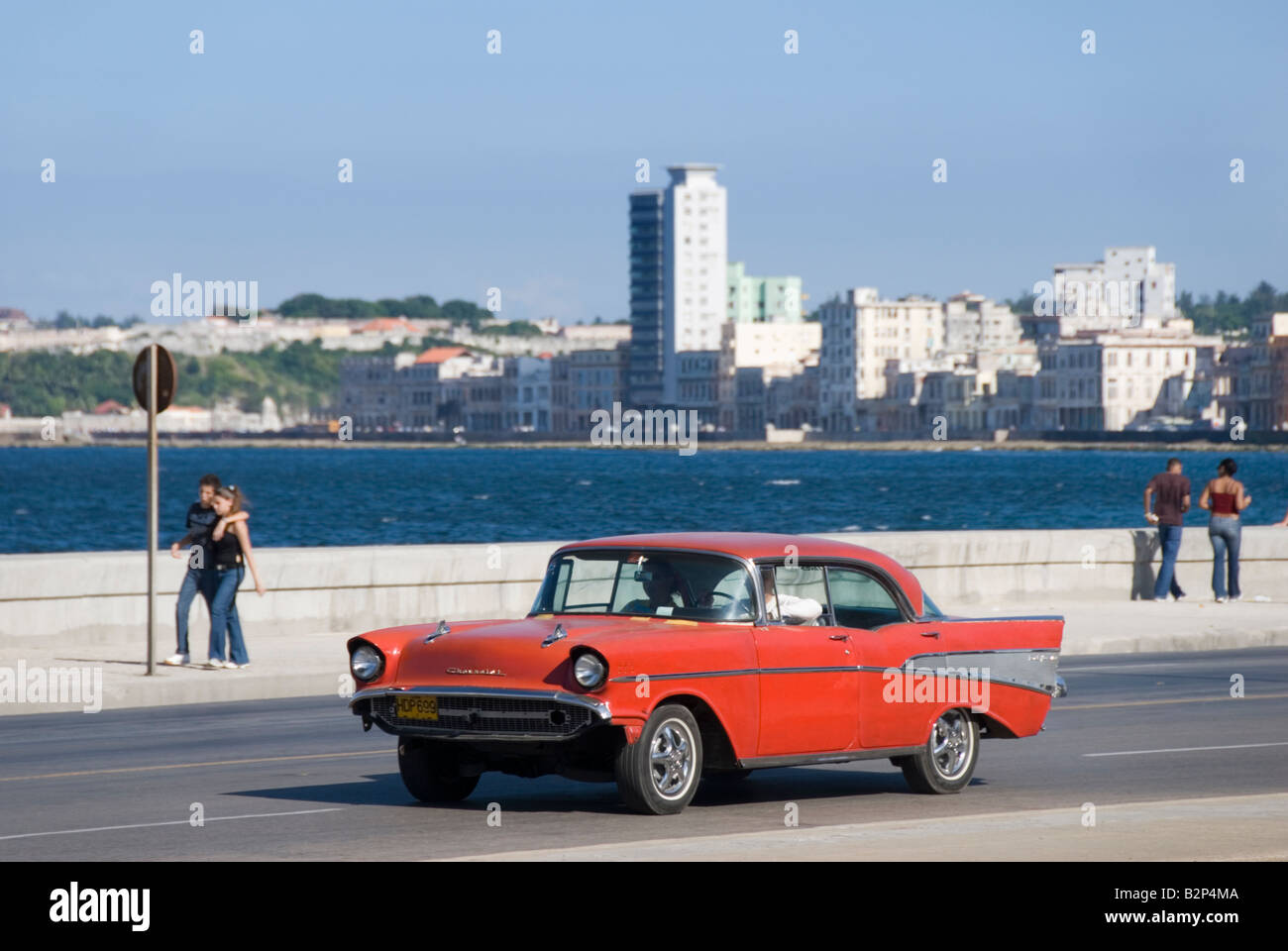 Vecchio vintage americano auto guidando lungo la El Malecon in Havana Cuba Foto Stock